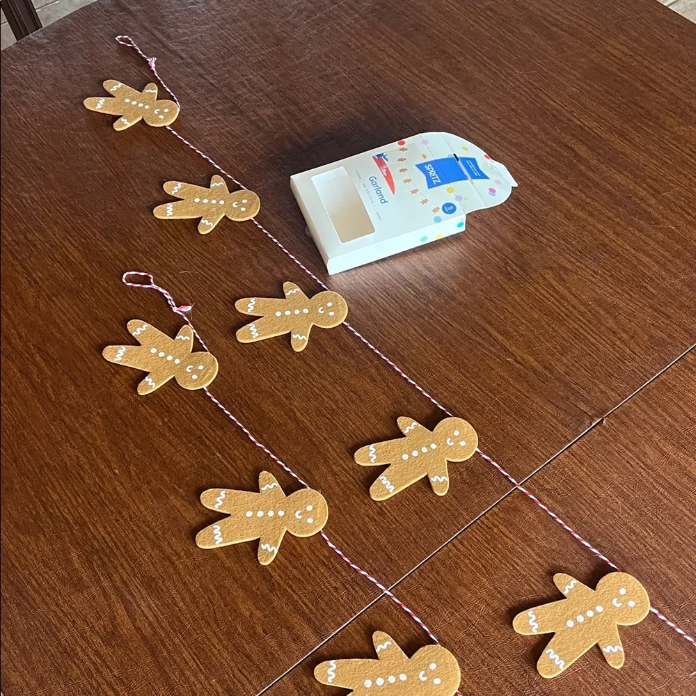Gingerbread Man Holiday Garland - Brown and White Two 5ft rows